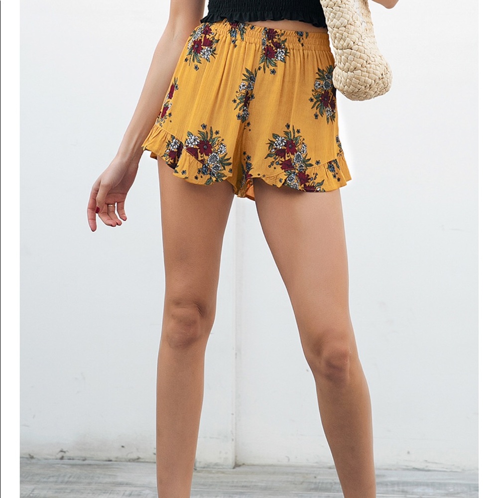🌀S & L left 🌀 Fun & flirty floral shorts - Picture 7 of 7